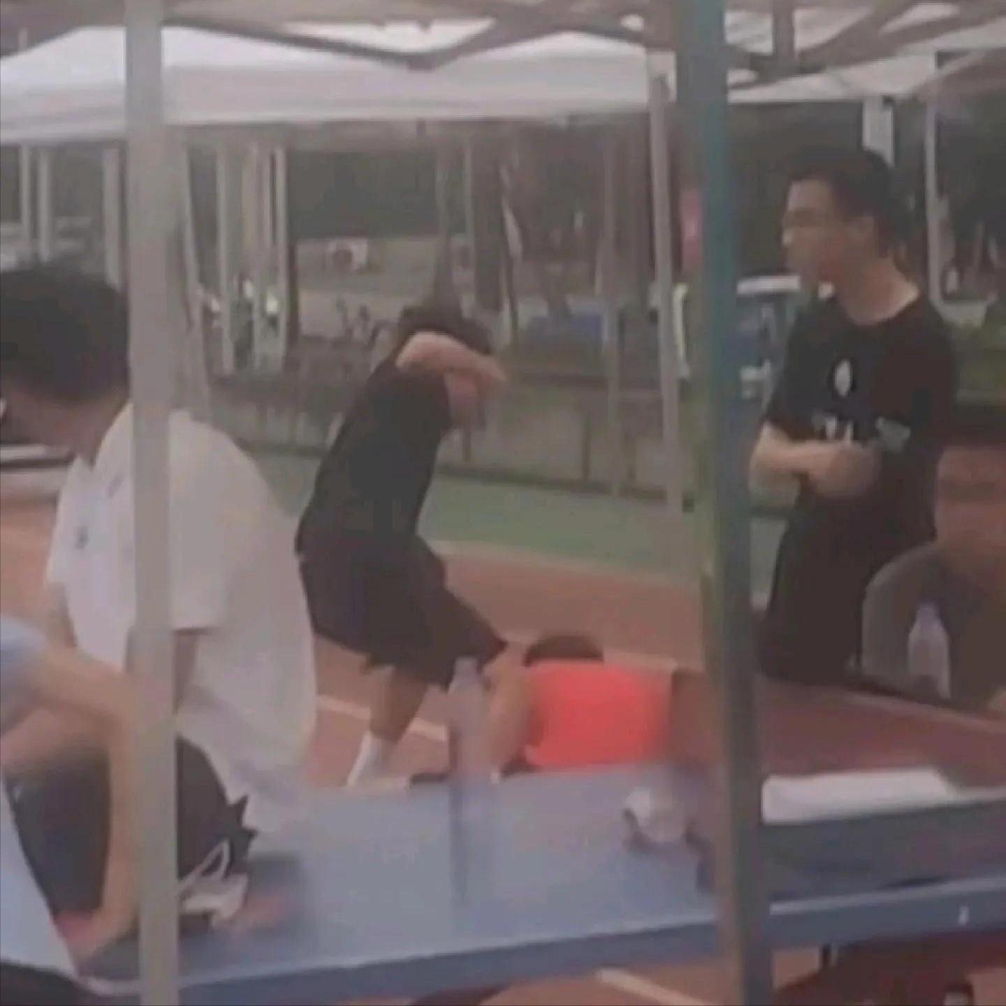 高校篮球场打架冲突视频后续,高校学生打球发生冲突