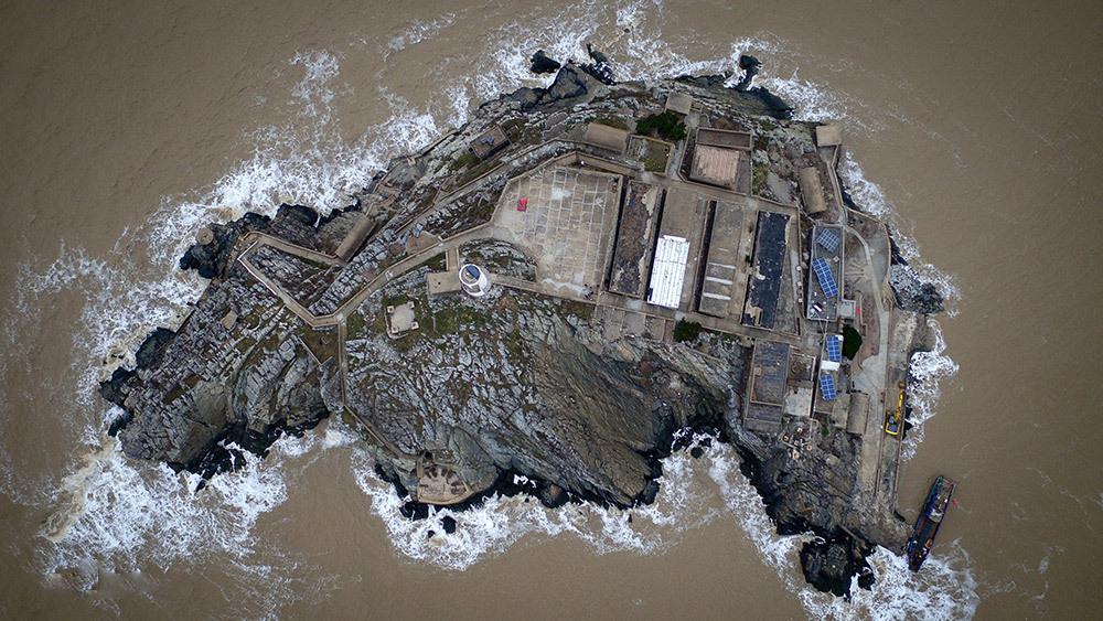 夫妻俩驻守黄海孤岛32年,江苏夫妻驻守黄海孤岛32年