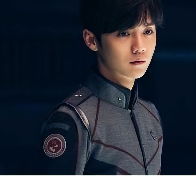 鹿晗踢球照曝光头发油腻满脸胡渣,鹿晗现状