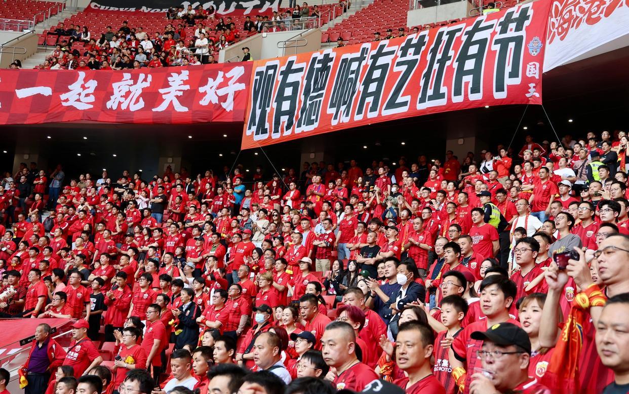 中国女足夺冠球迷疯狂庆祝,16年夺冠球迷疯狂瞬间