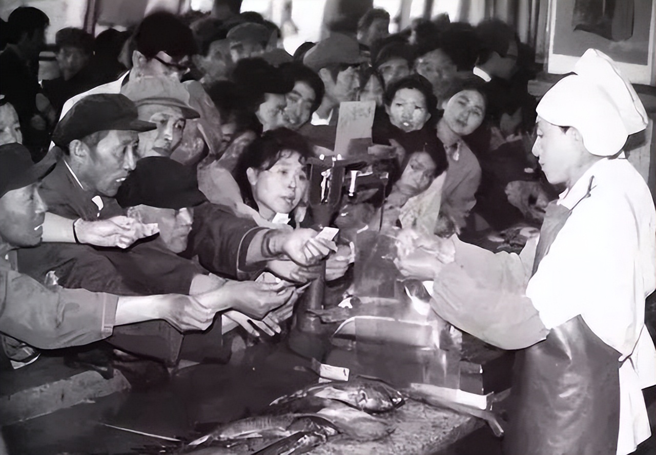 70年代下馆子的人现在是什么水平,70年代下馆子大概多少钱