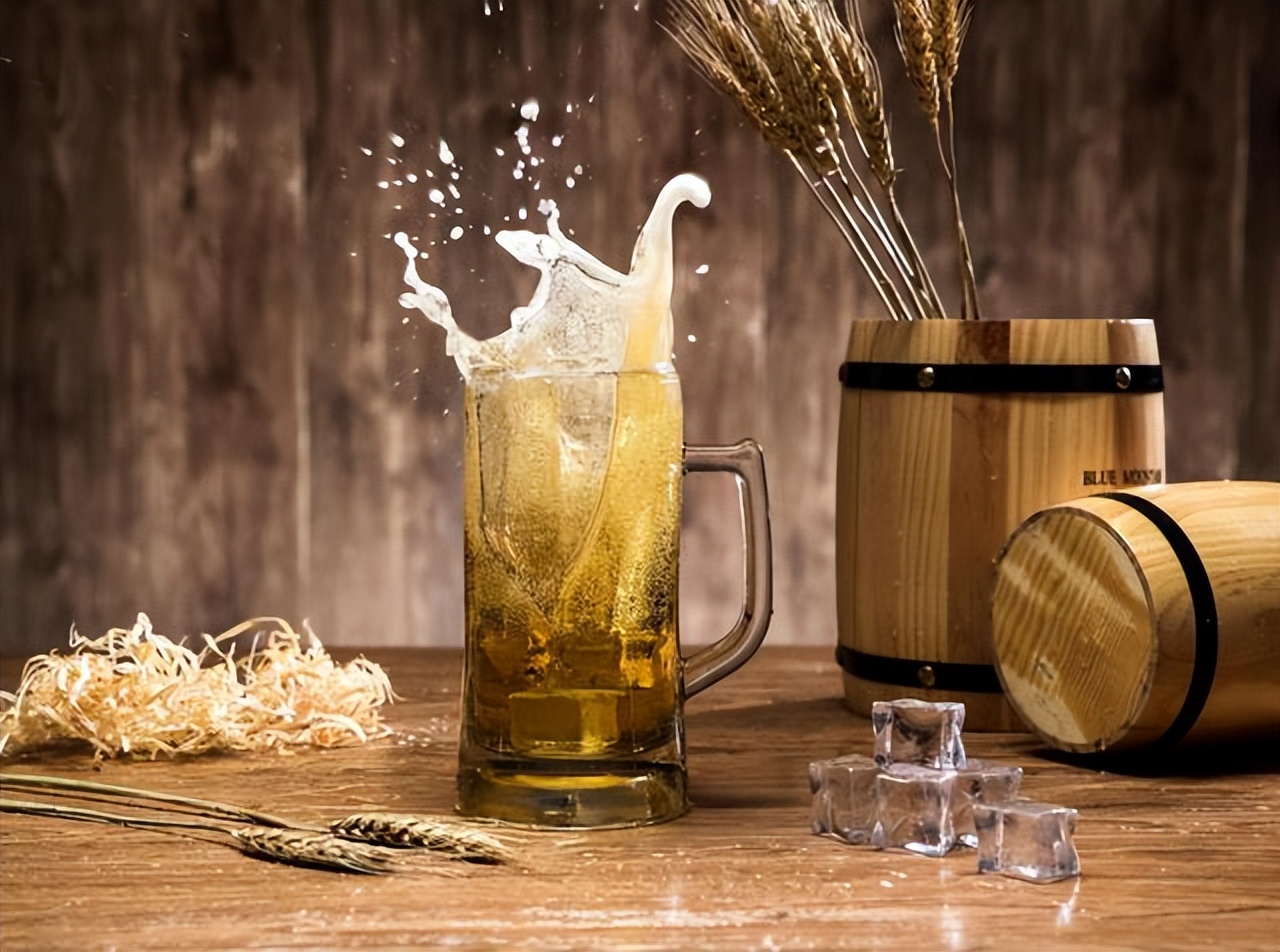 每天晚上喝一瓶啤酒睡觉会怎样,每晚喝一瓶百威啤酒身体好吗