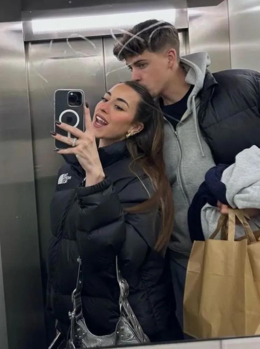 震惊！外国网红做手术切除膝盖软骨后，竟煮熟与男友一同食用