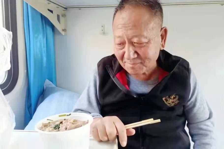 75岁的董事长拾荒,75岁董事长流浪深圳街头