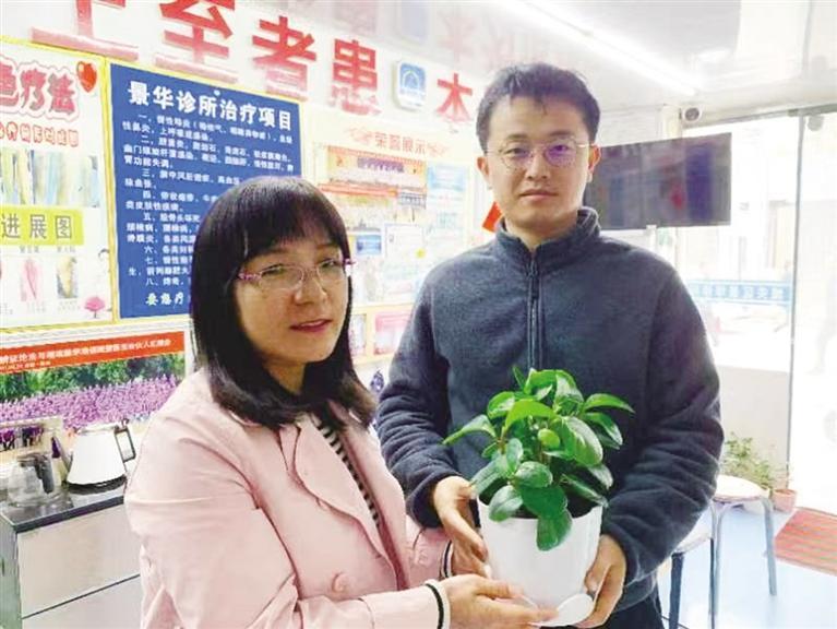 被救治的王老师送来三份特别的礼物致谢好心人