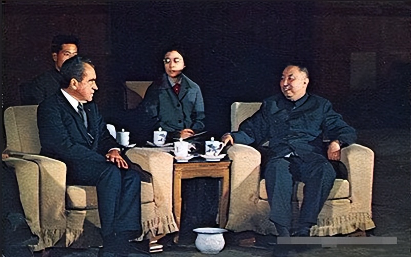 76年毛主席逝世，*东兴汪**看过悼词后提出一点意见，*国锋华**：我赞成