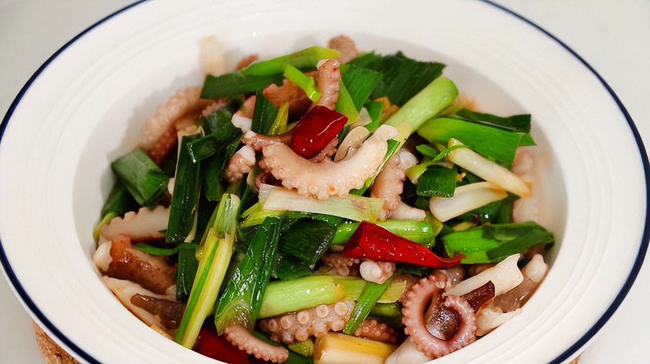 一般做菜是先热锅还是先放油,做菜是冷锅放油还是热锅放油