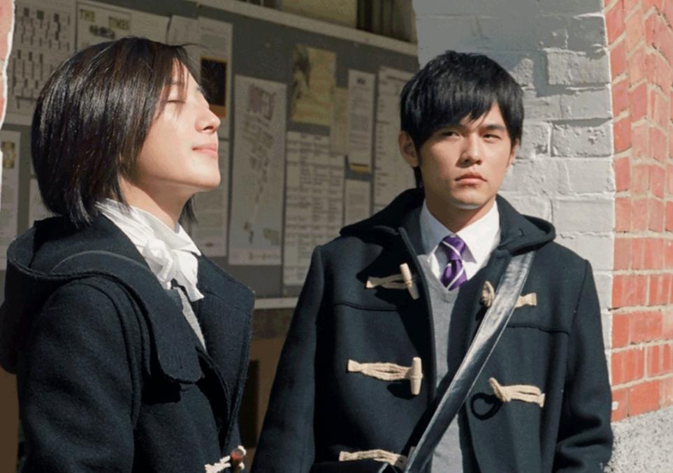 牛角扣大衣穿搭高级感小个子,牛角扣大衣如何穿出年轻高级感