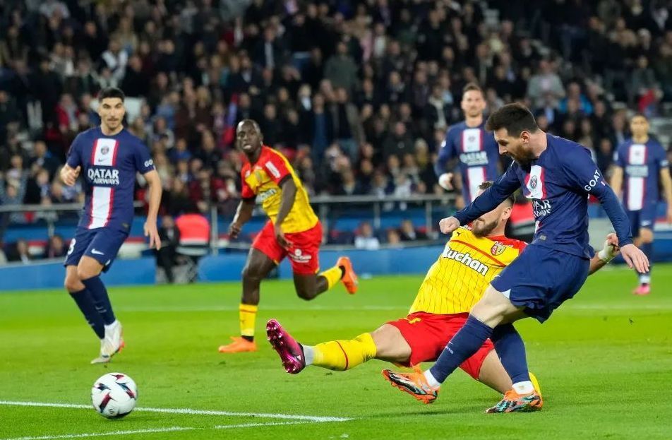 足坛转会最轰动,曝利雅得新月队报价梅西