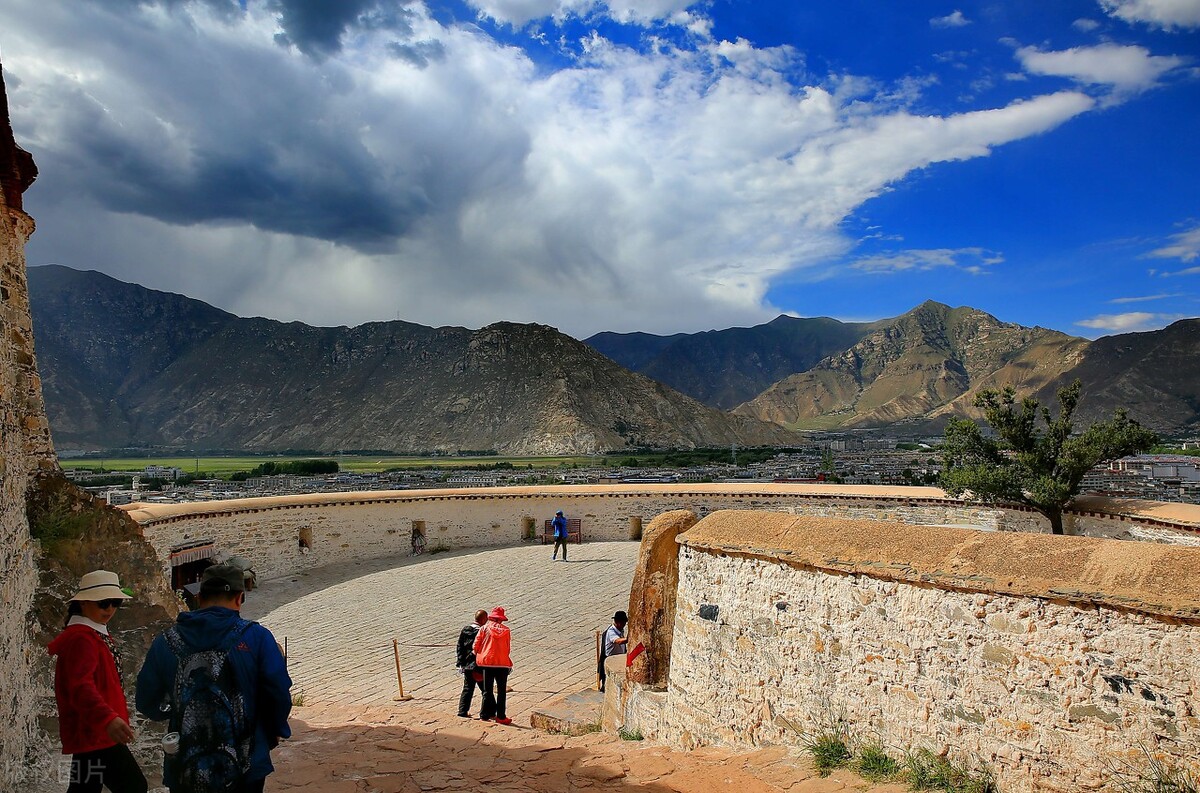 母女俩跟团去大西北旅游安全吗 (去西北旅游跟团危险吗)