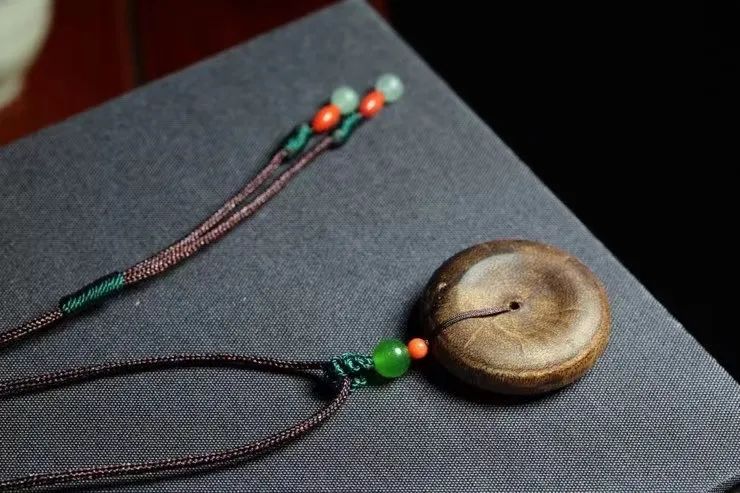 佩戴沉水沉香和普通沉香哪个好,佩戴沉香饰品对人体有什么好处