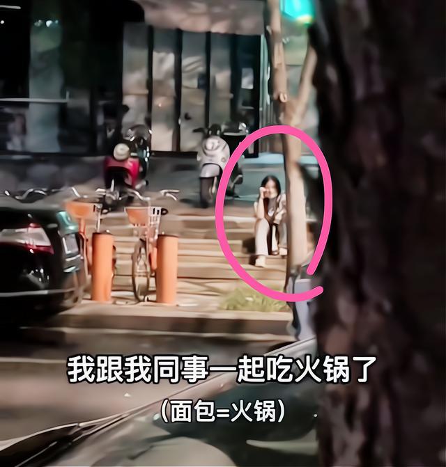 异地恋女友瞒着男友给她过生日,异地恋女友突然出现揭穿男友谎言