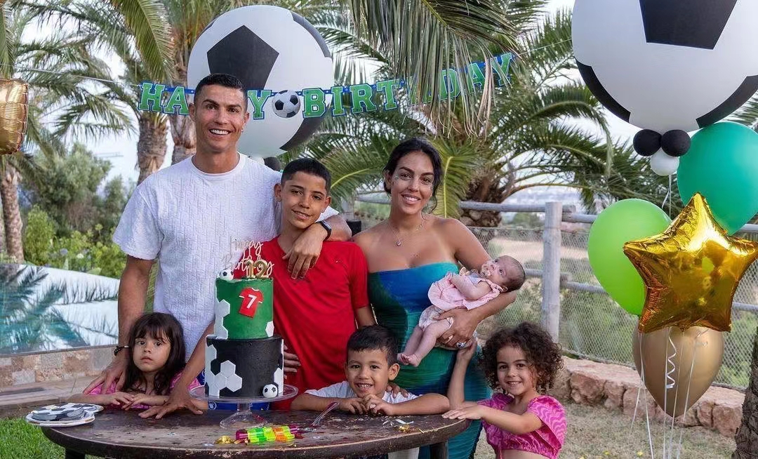 c罗乔治娜四个孩子的视频,c罗乔治娜第五个孩子