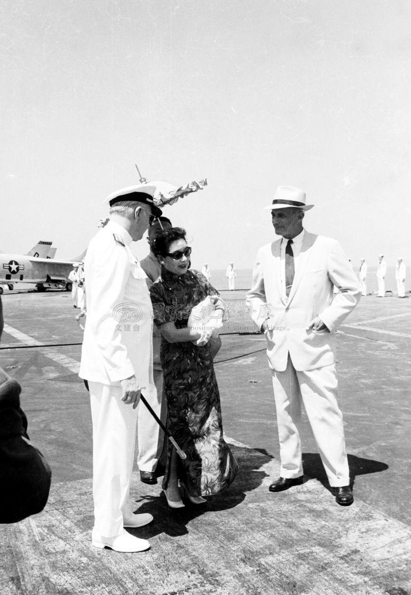 老照片里的汉奸,两个女汉奸与日寇合影