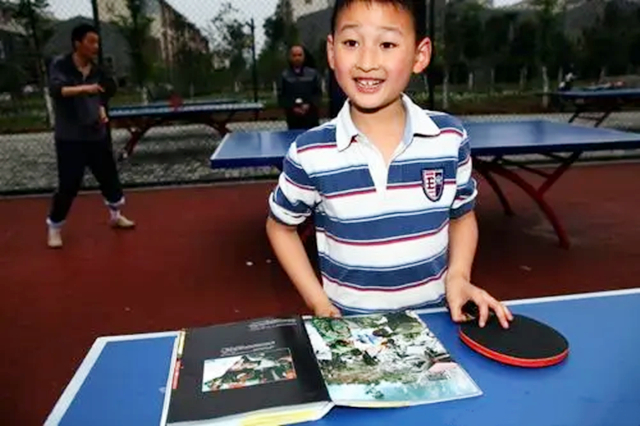 汶川地震中的3岁敬礼男孩郎铮,汶川地震被救的郎铮在干什么