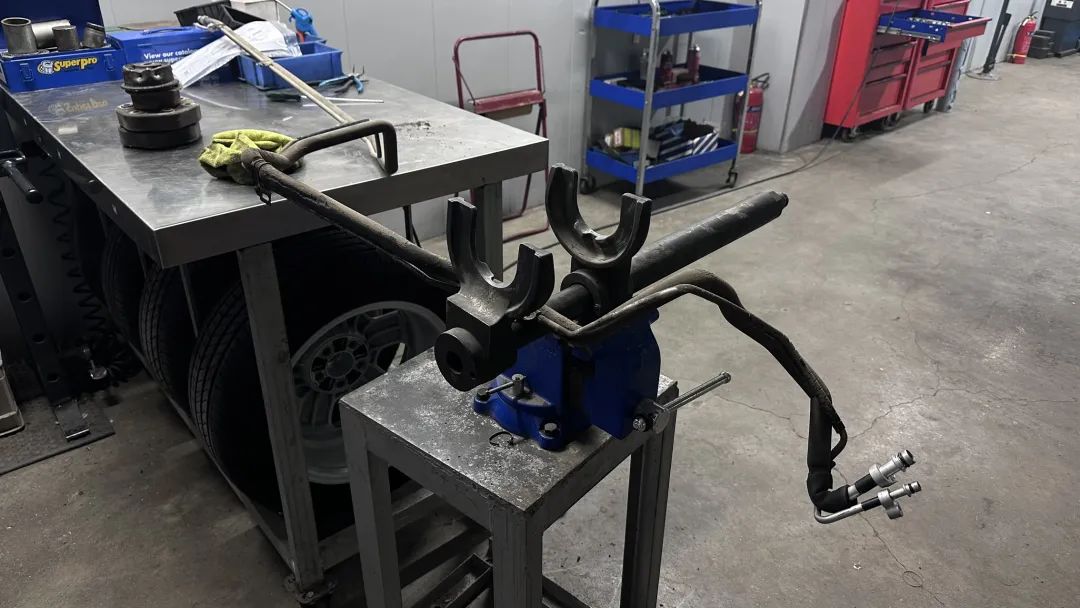 大哥12万买2005年售价100万的凌志LS430，含泪又花10万翻新才能开