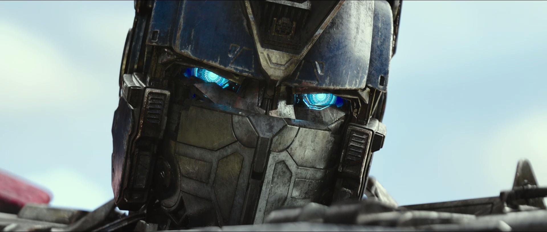 一个变形KingKong和一个变形金钢铁侠在救一个变形金刚