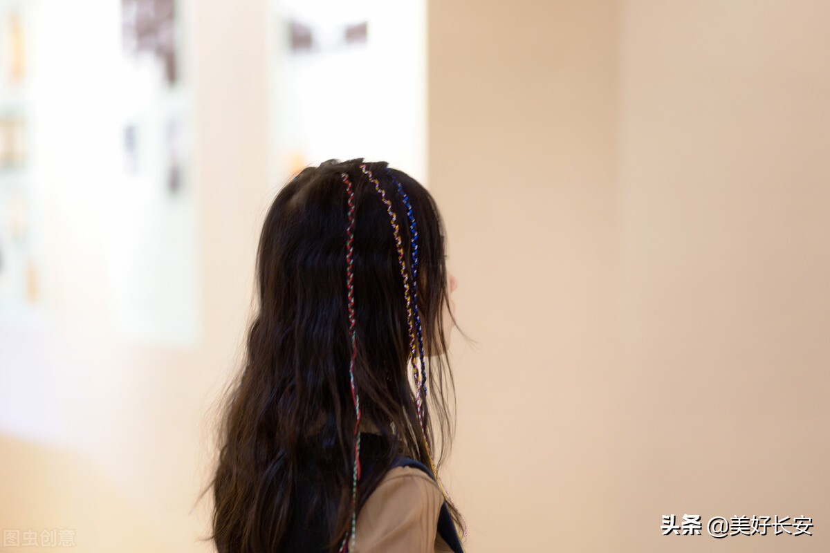 一个做足疗的女孩,一个做足疗的小女孩