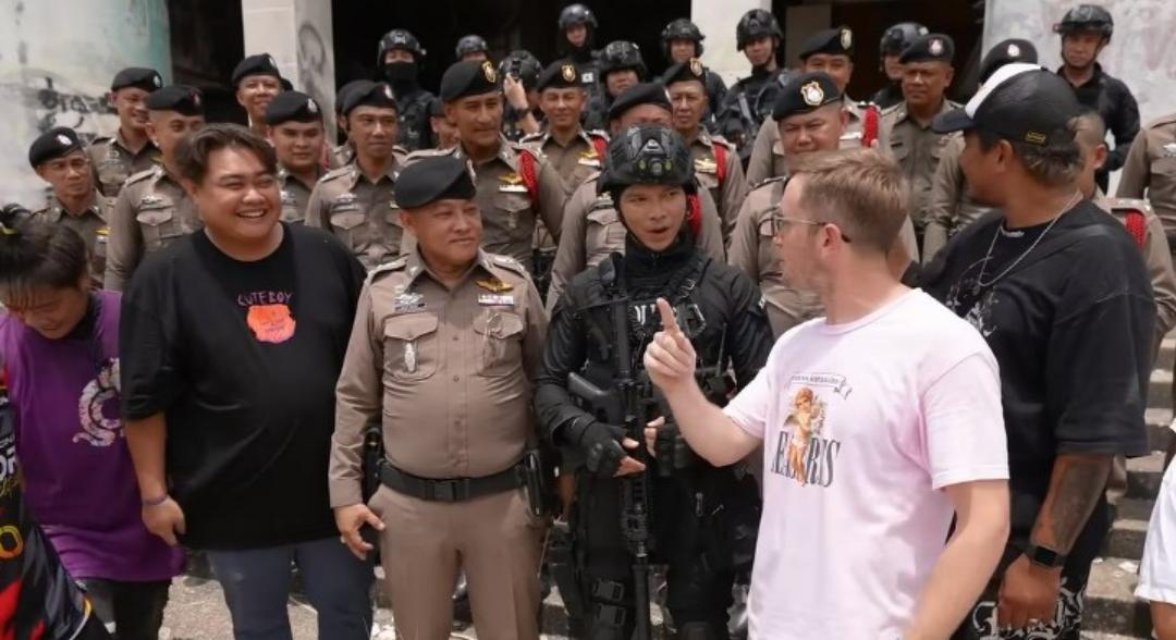 烂尾楼里遛警察，公交车上拍黄片！在泰作死中美网红谁更胜一筹？