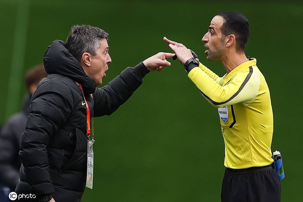 冲突+主帅染红！U20国足展现血性5人抽筋拼到最后一颗*弹子**