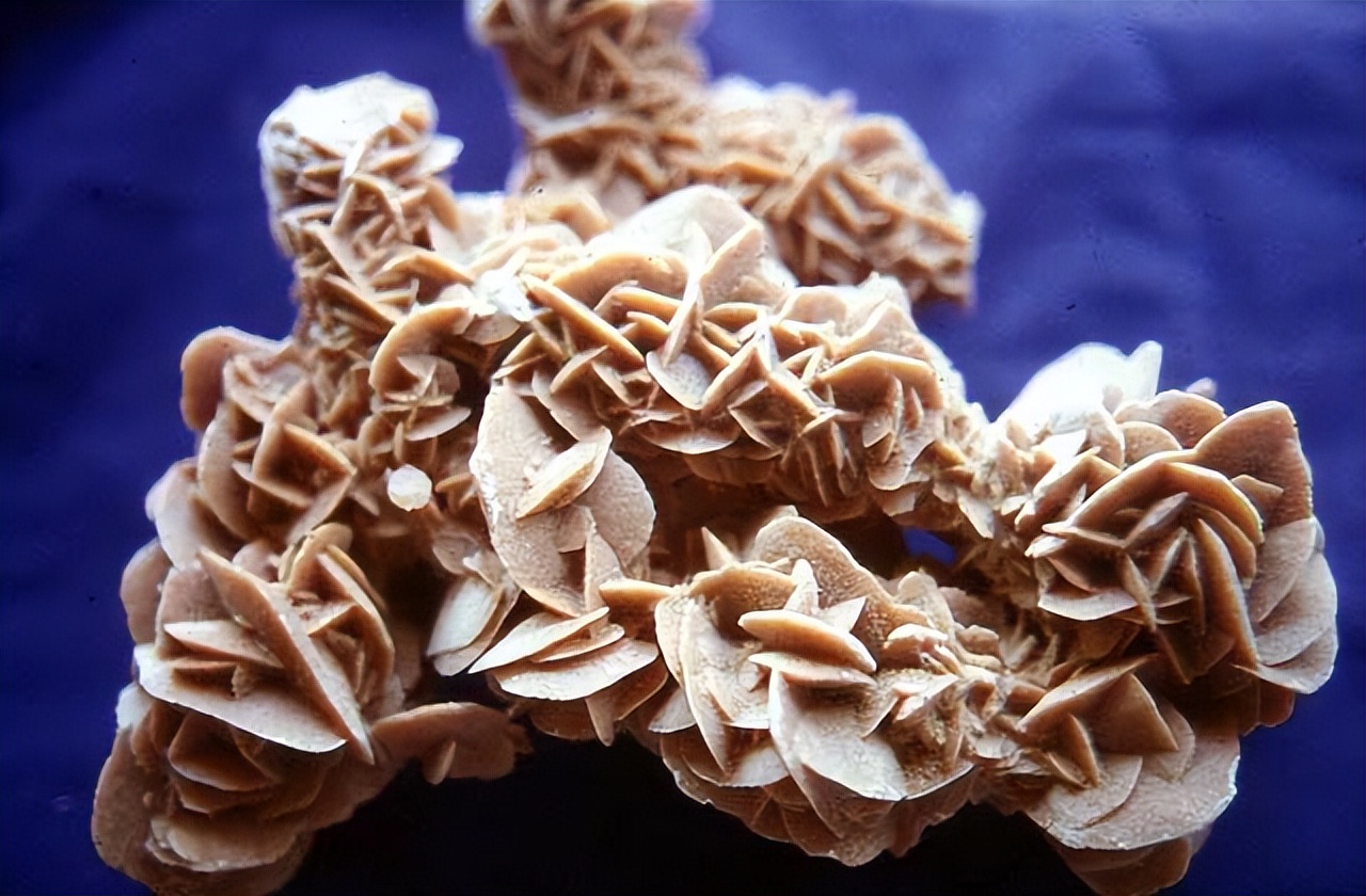 野外这三种石头不建议捡回家,捡到这种石头千万不要扔