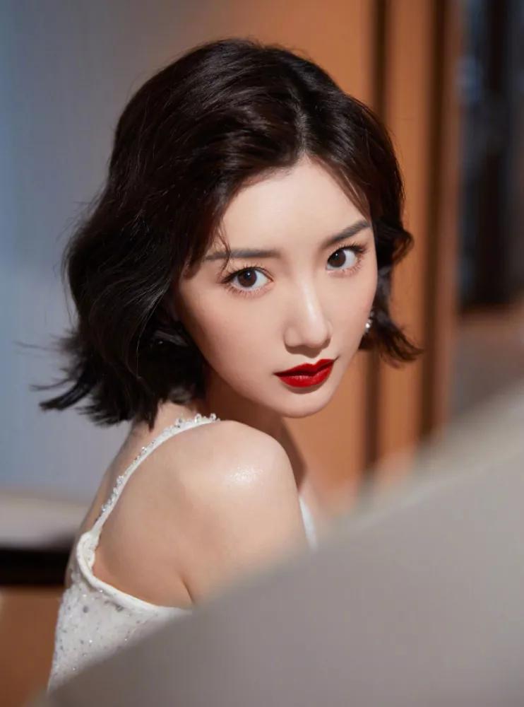 大脸妹子必选的三款发型,大脸额头窄适合什么发型