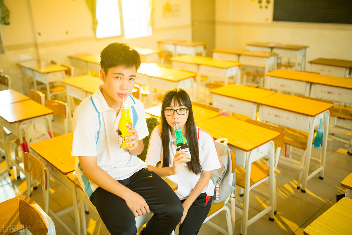 闺女上学谈恋爱怎么办,养女在家里没地位27岁不敢谈恋爱