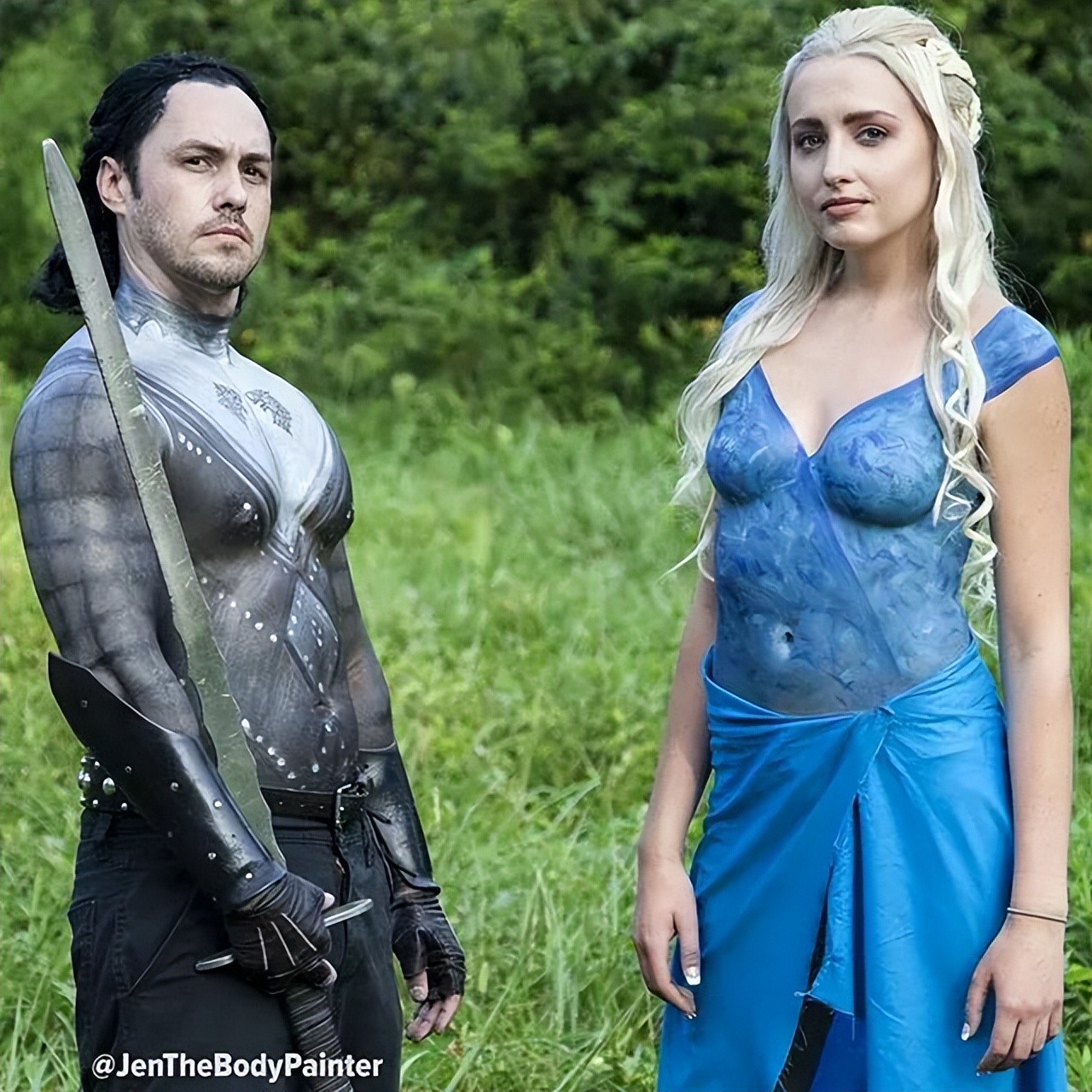 美女们一丝不挂就出门了，竟无人看出这是画的，网友：行为艺术吧