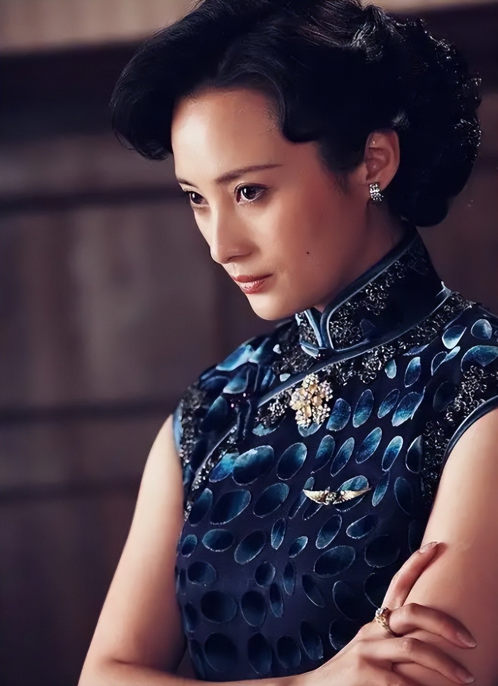 刘嘉玲关晓彤同框,穿旗袍大秀窈窕好身材