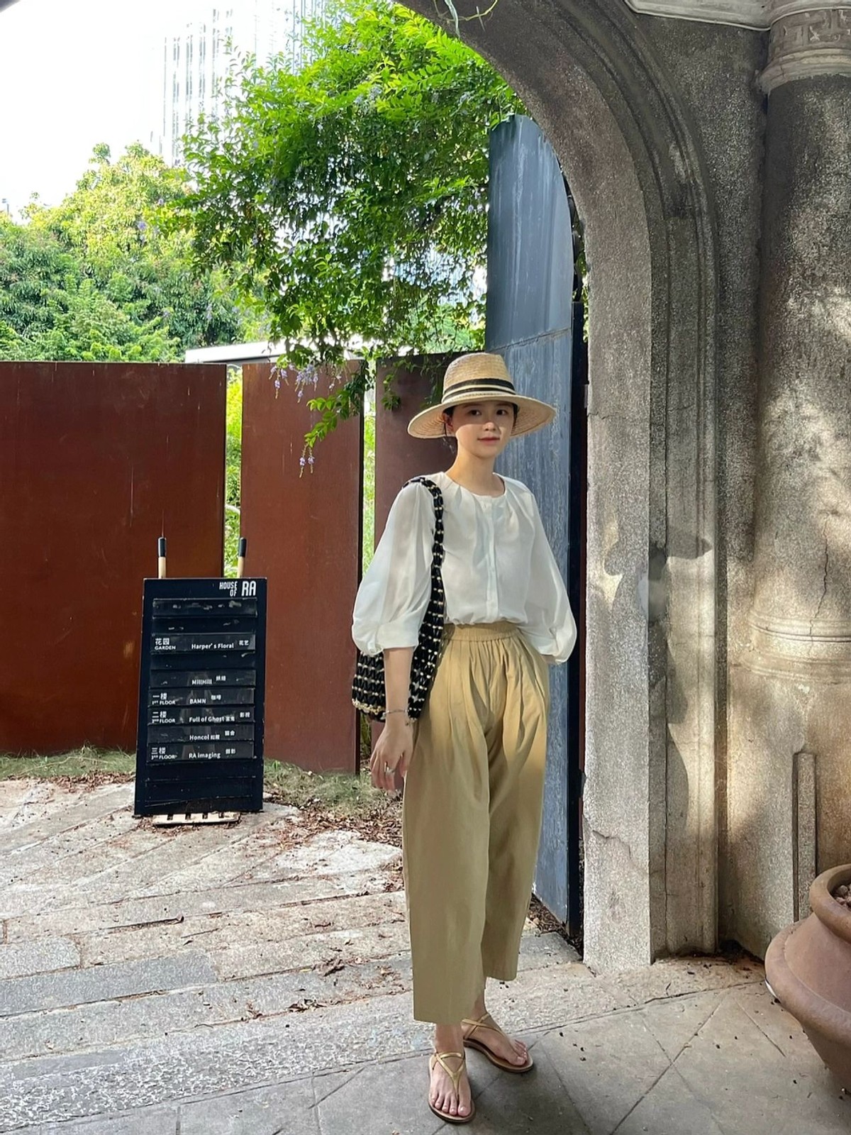 夏天穿什么颜色的t恤显瘦显白,男生夏天染什么颜色显白