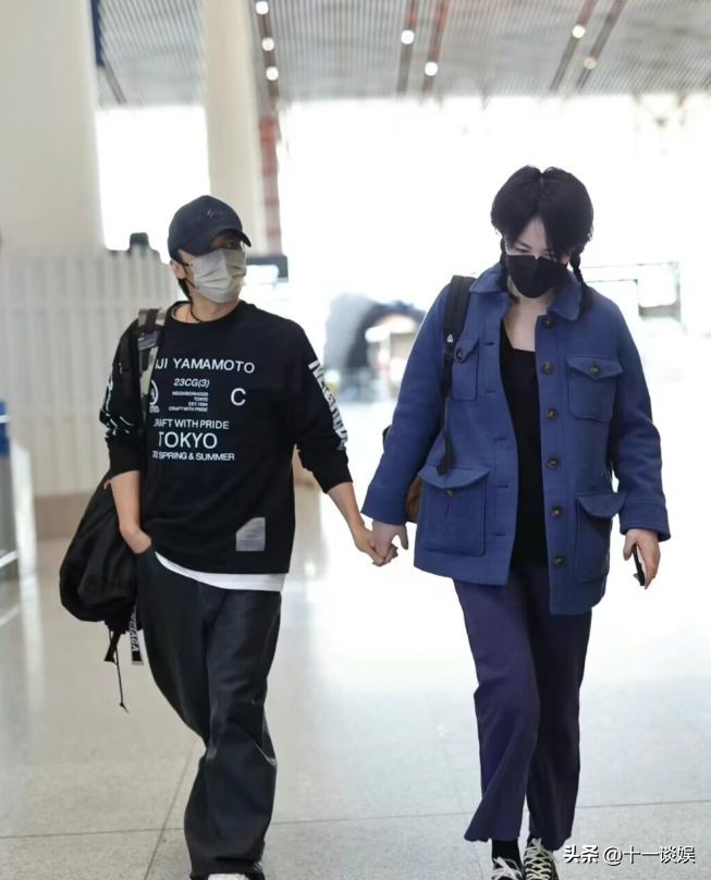 谢霆锋身高再惹争议，与王菲同框矮了一截，脚上厚底鞋抢镜