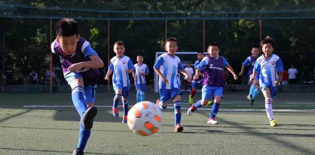 小孩练习足球,孩子练习足球基本功