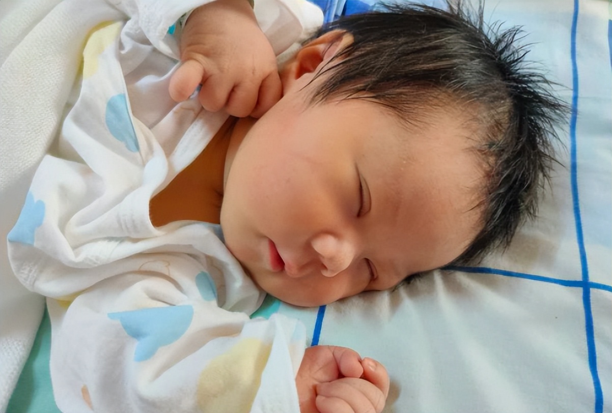 宝宝正常几个月开始认人,宝宝多大开始认人的表现