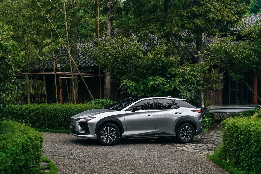 雷克萨斯rz450e高配试驾视频,不整花里胡哨用心做事