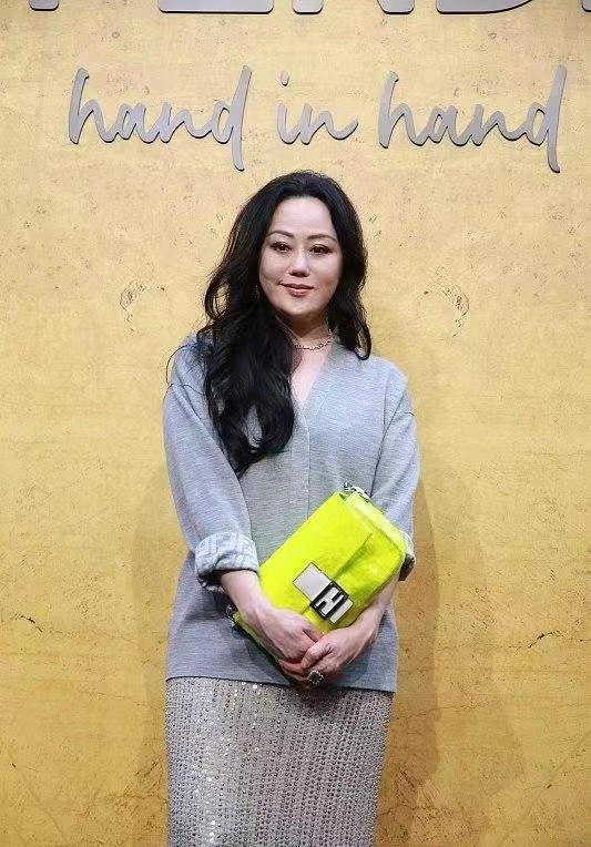 真实镜头下的章小蕙,章小蕙早期街头年轻照片