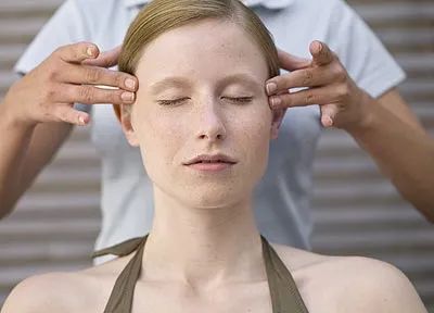 怎么缓解高原反应头疼躺着也头疼,头疼按哪个穴位可以缓解头疼