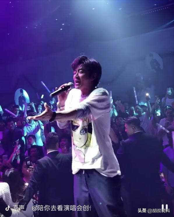 因一句：*鱼岛钓**是中国的，他惨遭封杀20年，如今复出依旧熠熠生辉