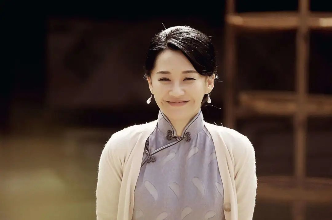 刘嘉玲关晓彤同框,穿旗袍大秀窈窕好身材