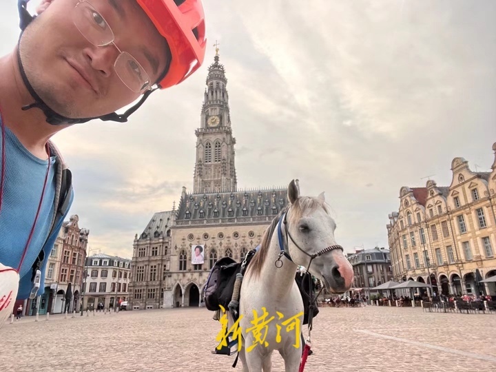 山东小伙骑白马从欧洲走回国,山东小伙骑白马从欧洲回国