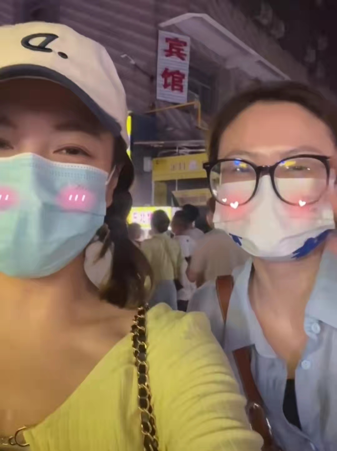 吴昕携弟妹逛夜市，用9元手机壳穿千元拖鞋，胃口大用推车装小吃