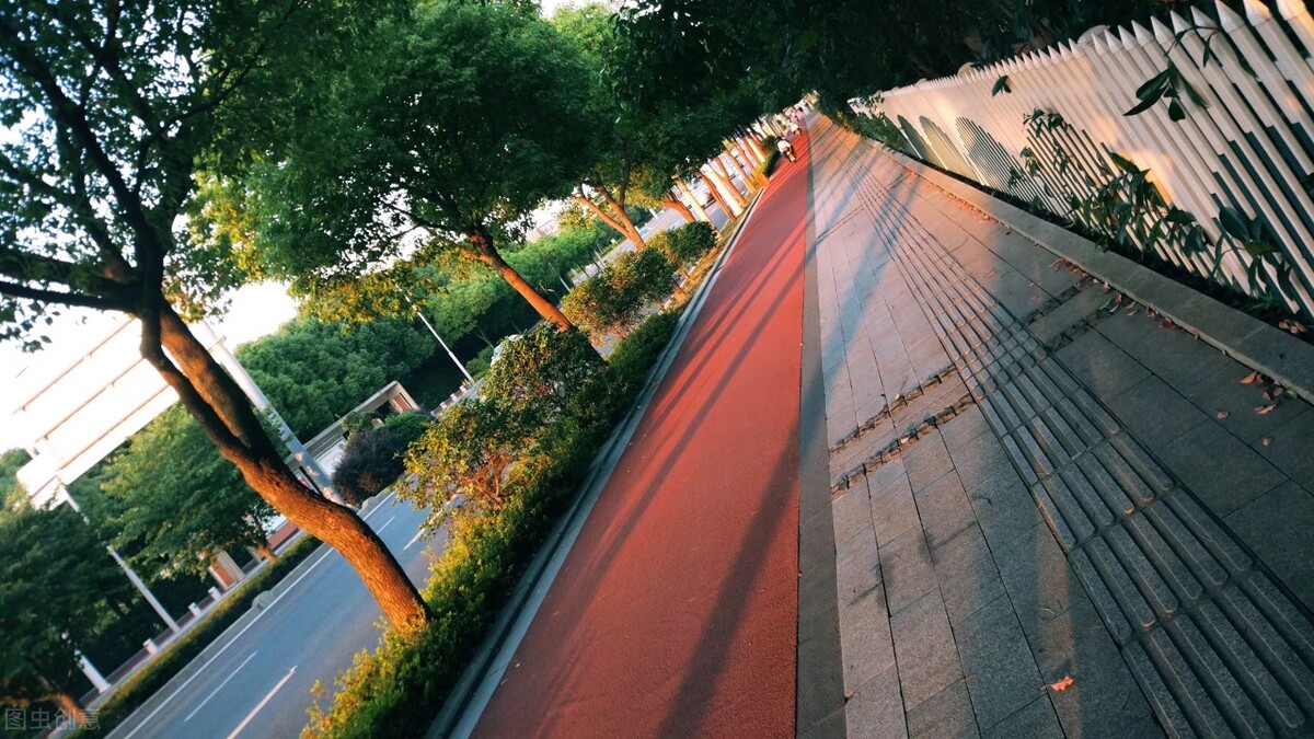 三岁就被父母送人然后又跑回来了,七岁被父亲送人