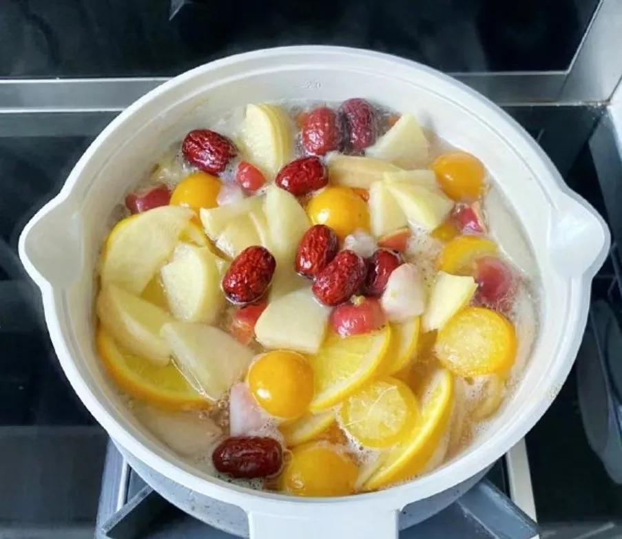 冬天怎么熬一杯酸酸甜甜的水果茶,冬日热饮水果茶冰糖雪梨