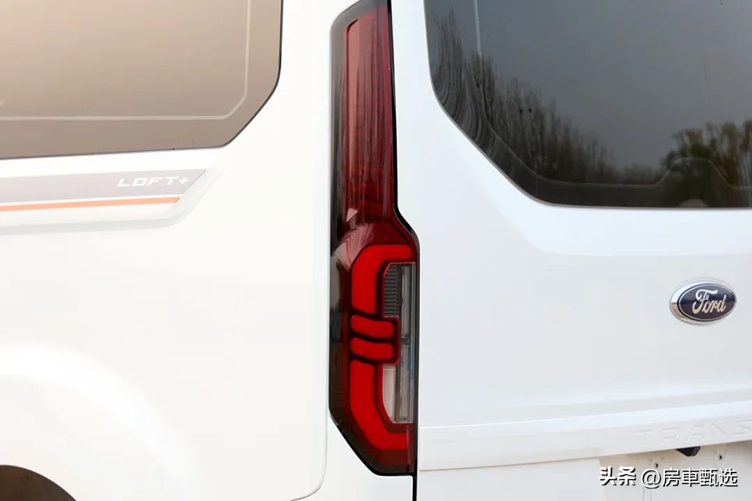 福特新全顺v362中轴低顶升顶房车,齐星全顺v362硬升顶房车