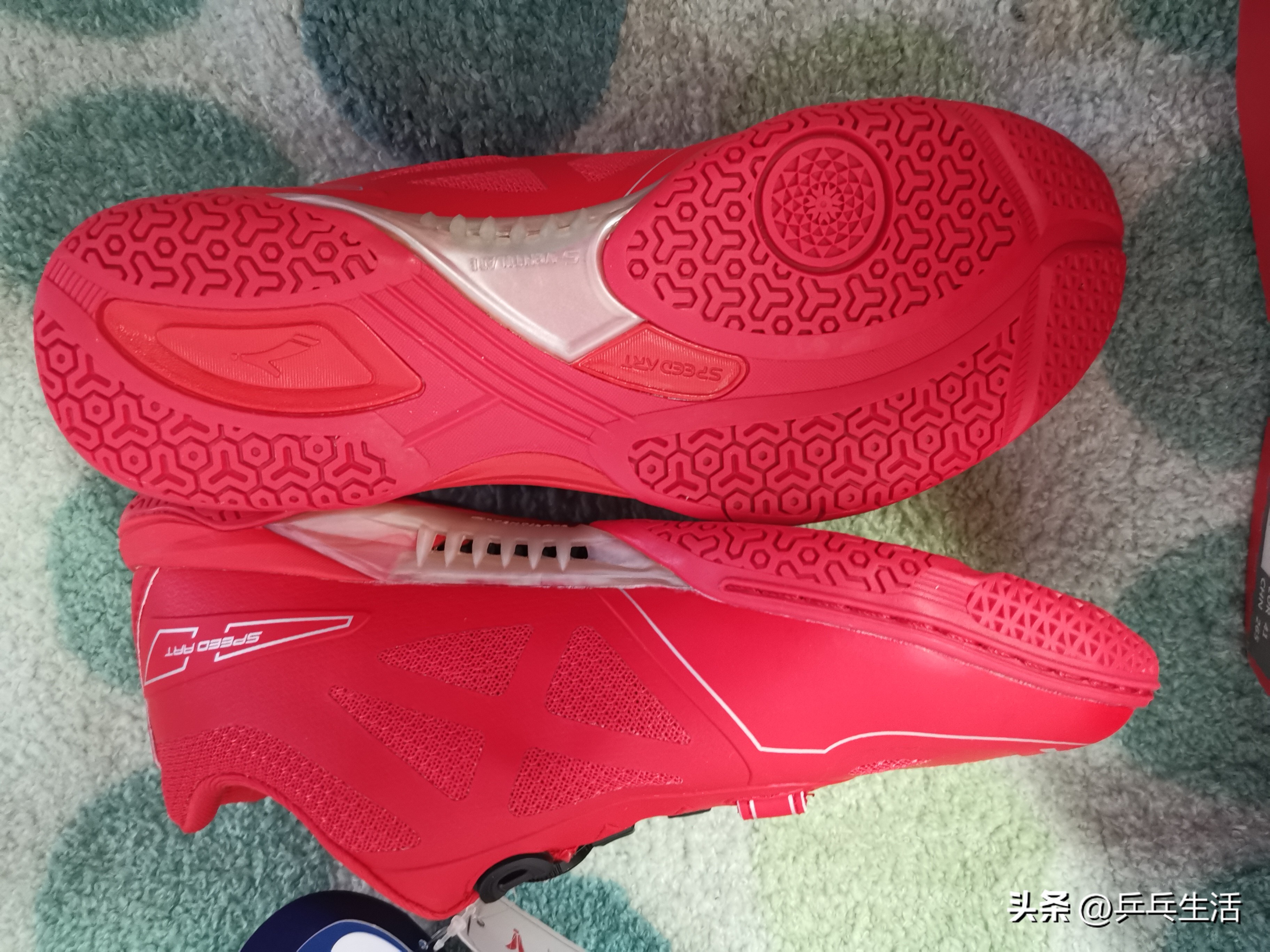 在乒乓馆打乒乓球,在乒乓球馆里跑步