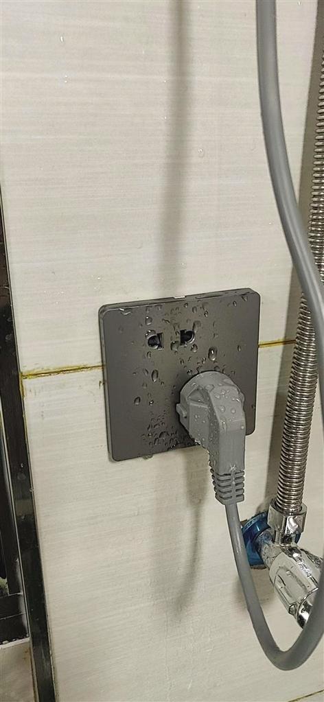 楼上房顶渗水到楼下图片,楼上漏水导致楼下墙面脱皮