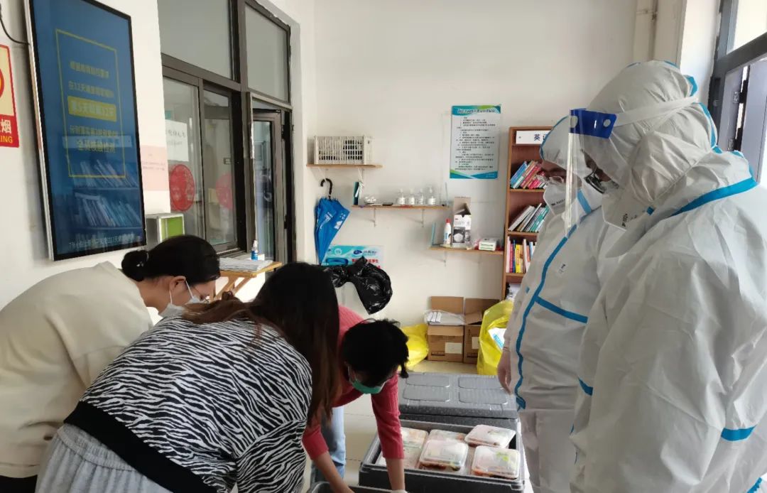 他们的名字叫寝室长、楼层长、楼长和总楼长！推车声、敲门声，带来饭菜的香气｜同心抗疫，共担风雨