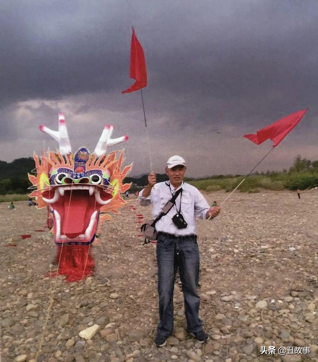 巨龙腾飞风筝的放飞现场,260米长风筝