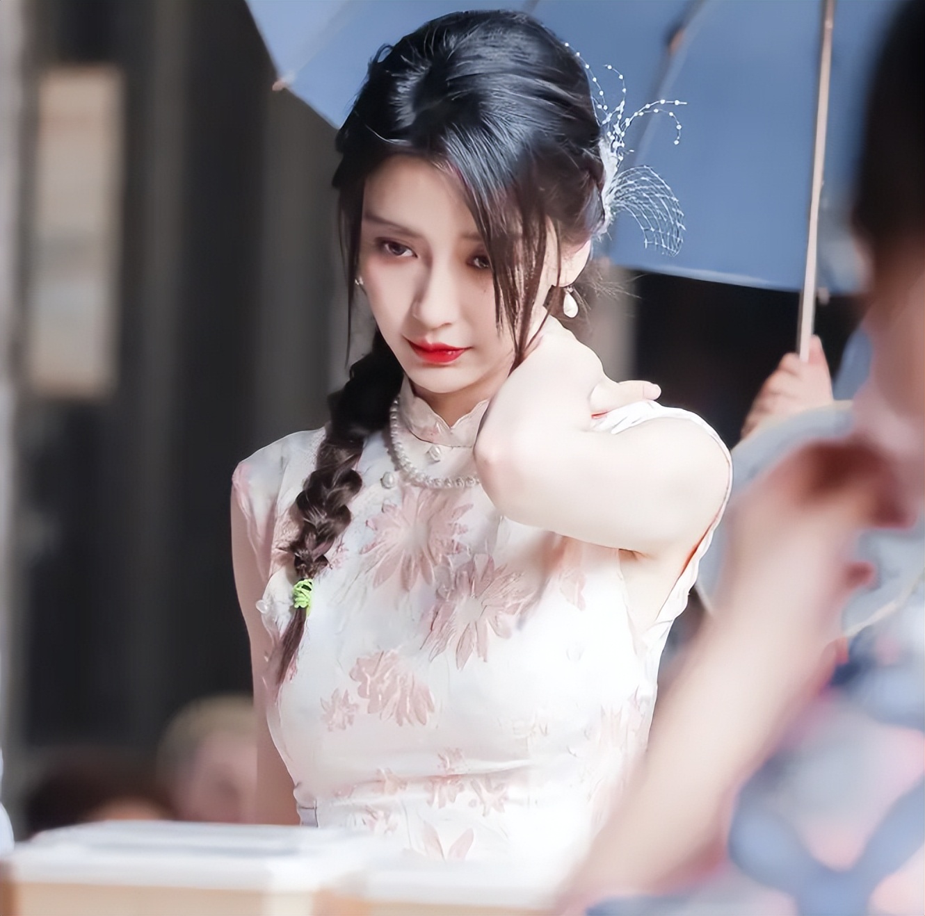 刘嘉玲关晓彤同框,穿旗袍大秀窈窕好身材