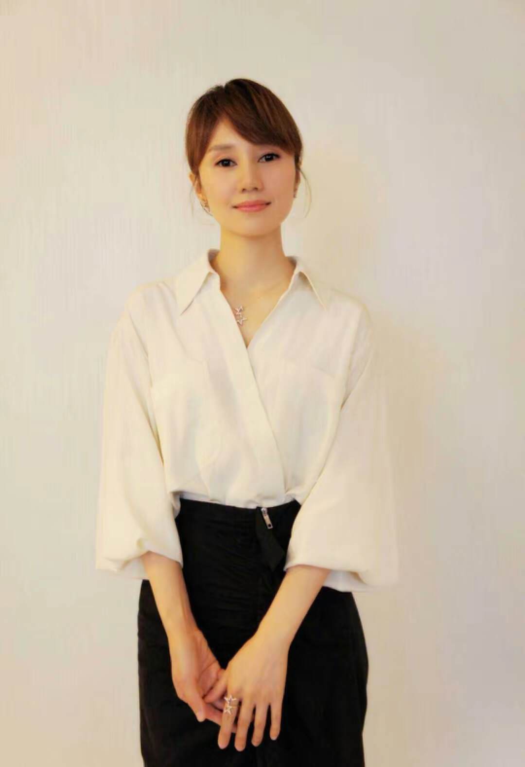 女人过了四十岁别总穿一身黑,女人过了40岁就别穿的太老气了