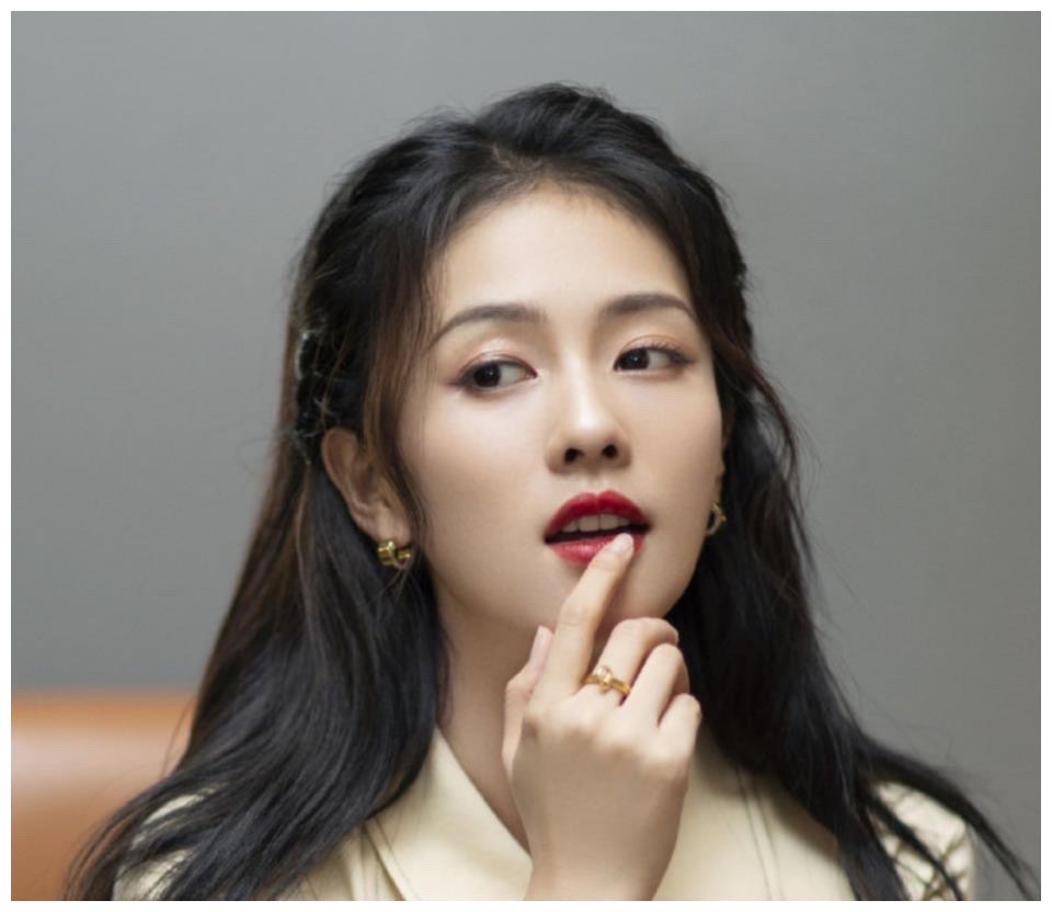 白鹿多少岁签约于正,白鹿学历于正